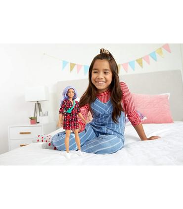 barbie-fashionista-vestido-cuadros-rojos-pelo-violeta