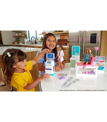 barbie-doctora-con-clinica-medica