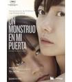 UN MONSTRUO EN MI PUERTA (DVD)-Reacondicionado