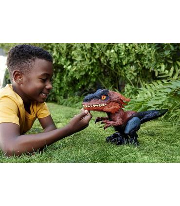 jw-dinosaurio-desenjaulado-en-llamas