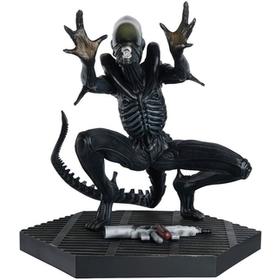 mega-statue-alien-vent-attack-xenomorph