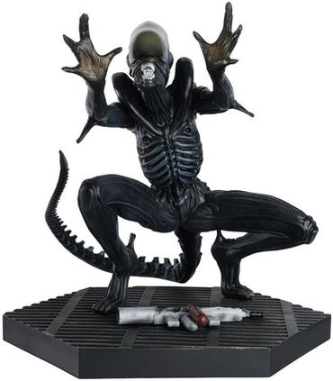 mega-statue-alien-vent-attack-xenomorph