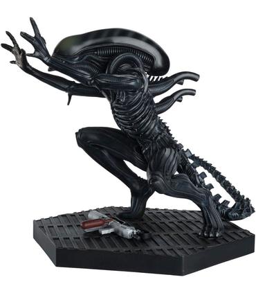 mega-statue-alien-vent-attack-xenomorph