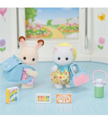 amigos-de-la-guarderia-caminando-juntos